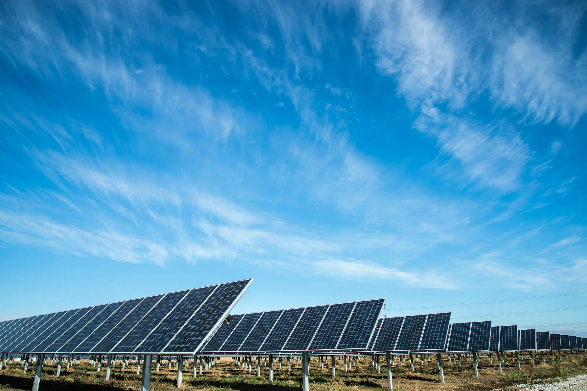 Instalación de placas solares fotovoltaicas sobre tejado residencial