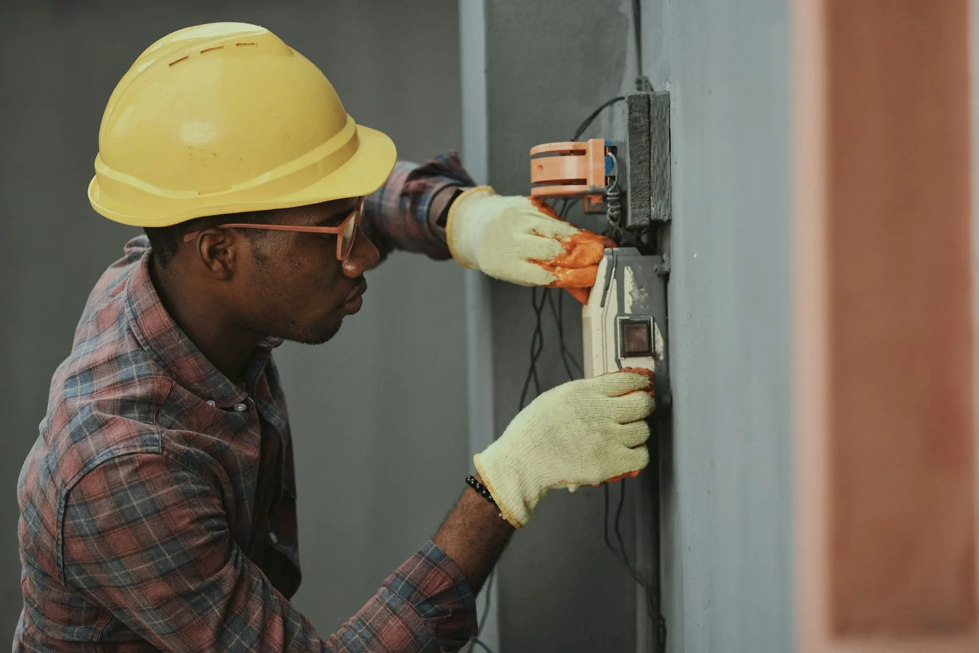 Técnico realizando mantenimiento eléctrico